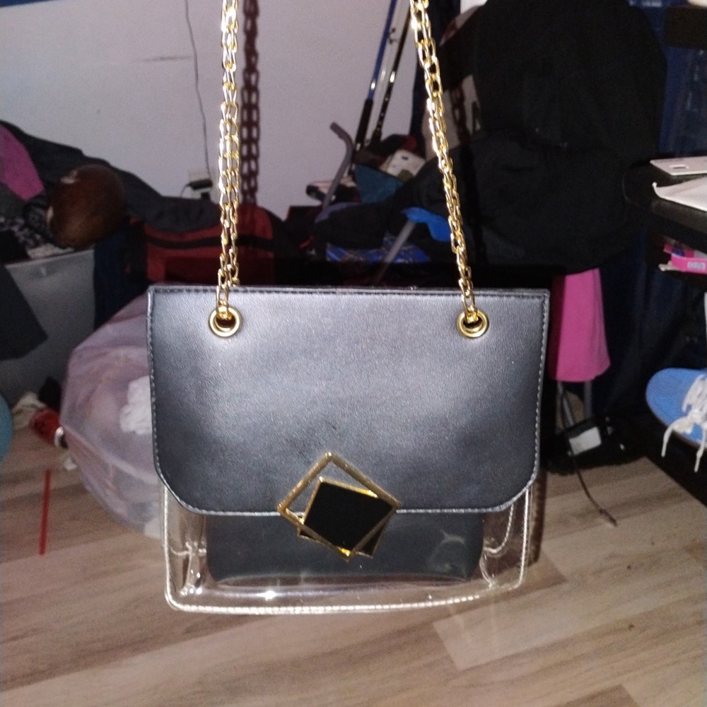 It’s just a regular hand bag I need a few extra bucks to start reselling journey